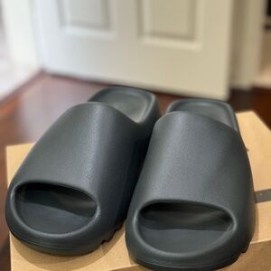 Yeezy Slide Adults. Size 11